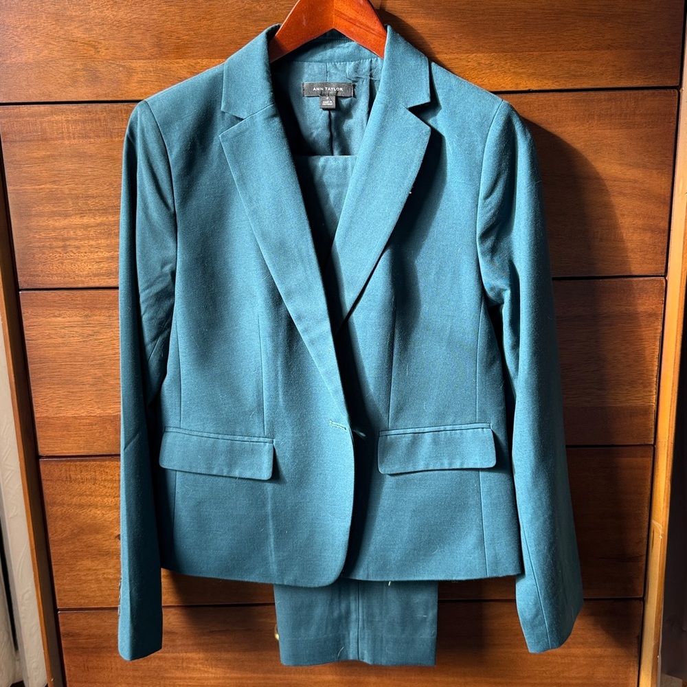 NWOT Ann Taylor Women’s Size 4 Deep Teal Pant Suit with Blazer